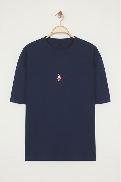Trendyol Collection Sötétkék túlméretezett pingvin hímzésű 100% pamut póló TMNSS23TS00243