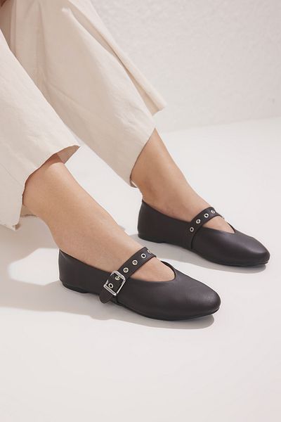 TRENDYOL SHOES Dunkelbrauner Mary Jane-Ballerina mit Ösen und Gürtel und mandelförmiger Zehenpartie für Damen TAKSS25BE00044
