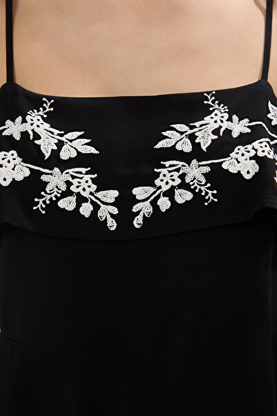 Trendyol Collection Schwarzer kurzer Overall mit geprägtem Aufdruck TWOSS25TU00060