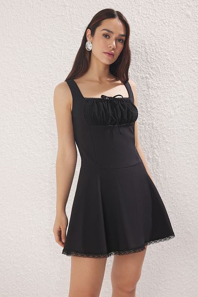 Trendyol Collection Schwarzer, gewebter Minijumpsuit mit Shorts und Rock mit Spitzendetail