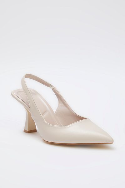 TRENDYOL SHOES Nudefarbene Damenschuhe mit spitzer Zehenpartie und offenem Rücken und dünnem Absatz TAKAW25TO00010