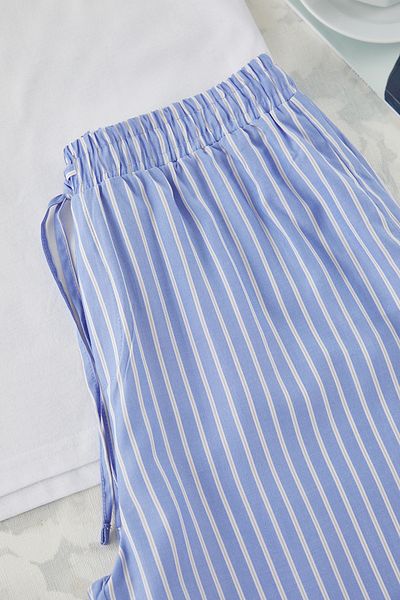 Trendyol Collection Ecru – Blaues Pyjama-Set mit normaler Passform, gestricktem Oberteil und gewebtem Unterteil TMNSS25PT00057