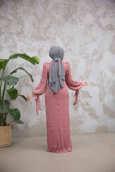 Neva Style فستان سهرة بتفاصيل ثنى ورد مجفف 50193gk