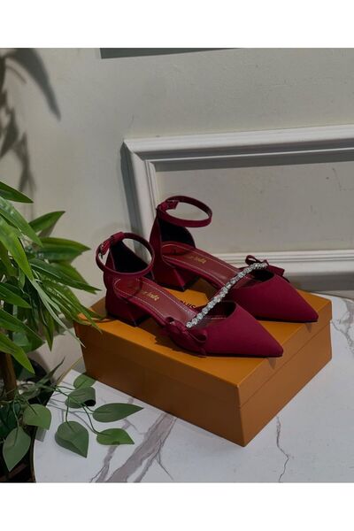 ALNASER MODA حذاء ساتان بكعب منخفض باللون العنابي مع فيونكة مرصعة بالأحجار