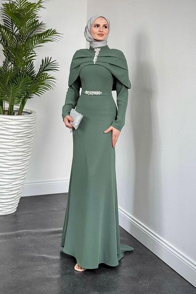 MERVEN AKYÜZ Βραδινό φόρεμα κρεπ με κάπα και ουρά Khaki Mariam