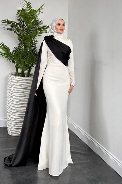 MERVEN AKYÜZ Βραδινό φόρεμα Castile Cape Shoulder Rose Cream