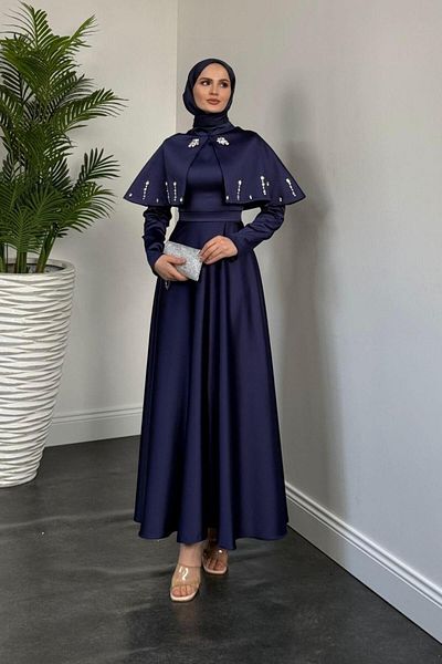 MERVEN AKYÜZ Βραδινό φόρεμα Navy Blue Giorgia Cape Stone Satin