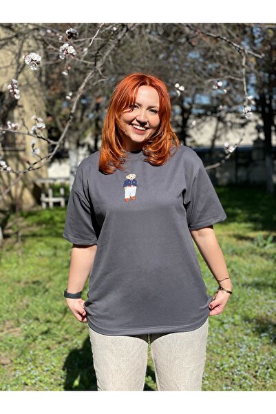 Tumtum Wear تيشيرت كبير الحجم مطرز على شكل دمية دب أنثراسايت