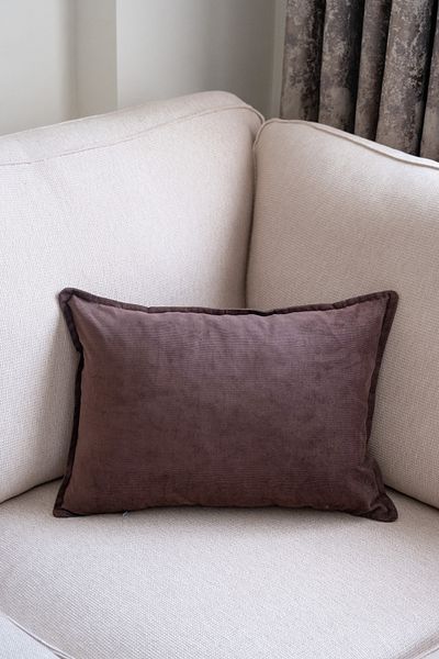 Beige & Stone Кафява кадифена правоъгълна калъфка за възглавница 35x50 см
