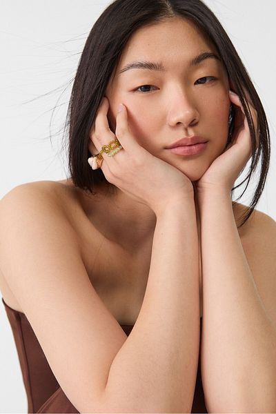 Stradivarius Set of 4 contrast seashell rings