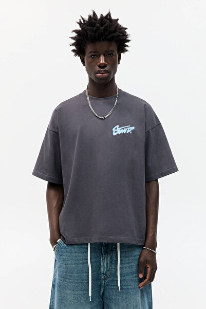 Pull & Bear تي شيرت بأكمام قصيرة مع رسومات جرافيتي