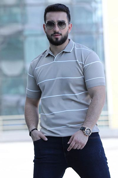 MİSHAR İTALİA Ανδρικό πλεκτό μπλουζάκι με μπεζ ριγέ φούστα και ελαστικό γιακά πόλο