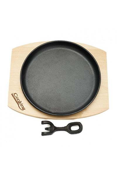 Cooking by Heinner ROUND SERVING PLATE, 22 CM, PURE CAST IRON, WITH REMOVABLE HANDLE AND WOODEN BASE