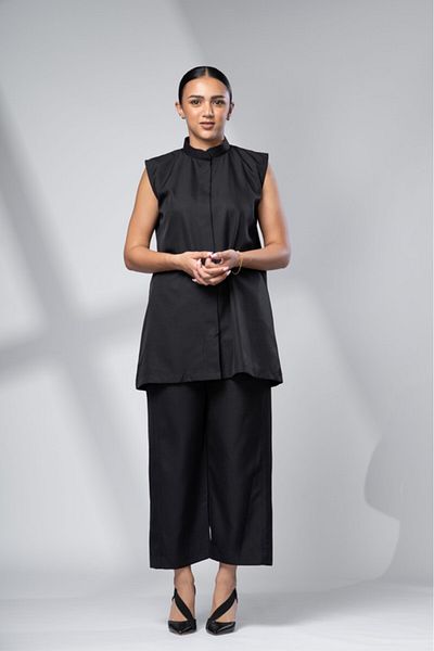 outline Two-piece set, black shirt and pants under the abaya