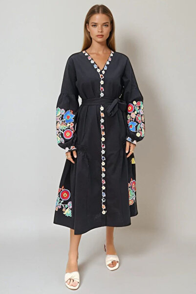 VAGGON Dámské černé tkané šaty s výstřihem do V s plnou výšivkou Prmx11565