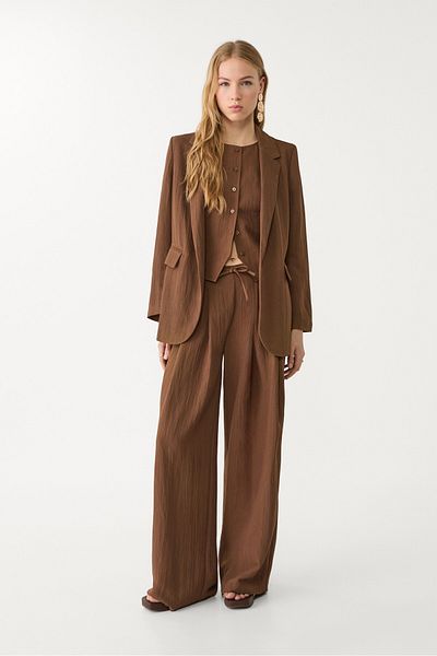 Stradivarius بليزر متدفق بقصّة عادية ومجعد
