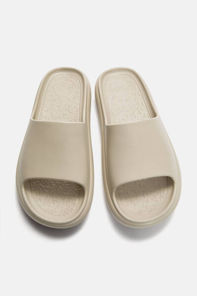 Pull & Bear الصنادل المطاطية