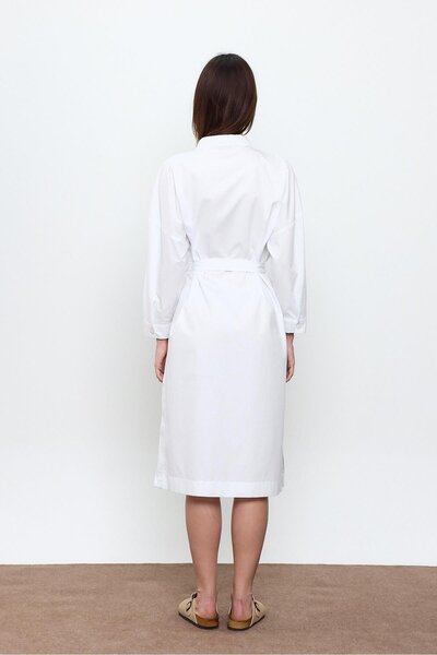 SHERIN Біла сукня-сорочка з 100% бавовни середньої довжини