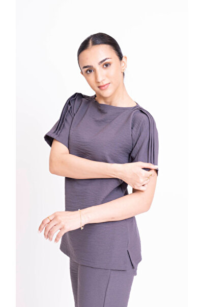 outline Two-piece gray set under the abaya