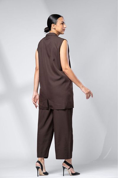 outline Brown two-piece suit with a formal fit