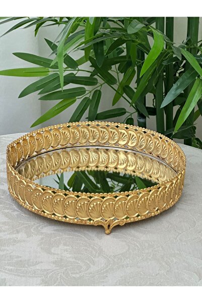 Generica A set of golden metal trays, made in Turkey. The large one is 30 cm in diameter and the small one is 25 cm.