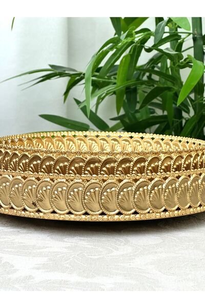 Generica A set of golden metal trays, made in Turkey. The large one is 30 cm in diameter and the small one is 25 cm.