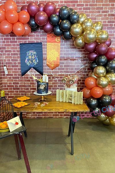 Party City Harry Potter Themed Balloon Chain Set 100 Pieces Chrome Gold, Dark Orange, Metallic Claret Red, Black