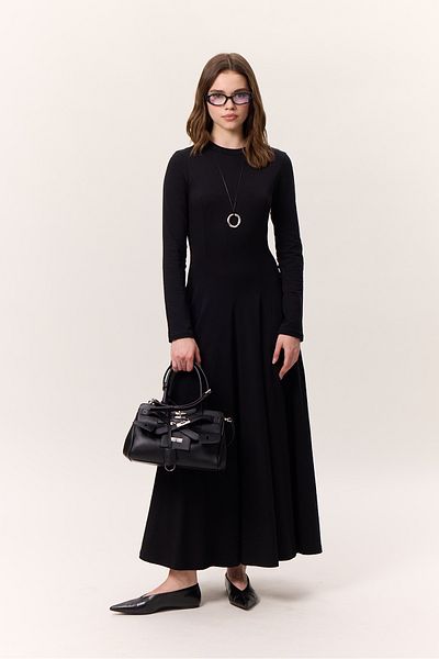 Manuka Schwarzes Kleid mit langen Ärmeln und Körbchen