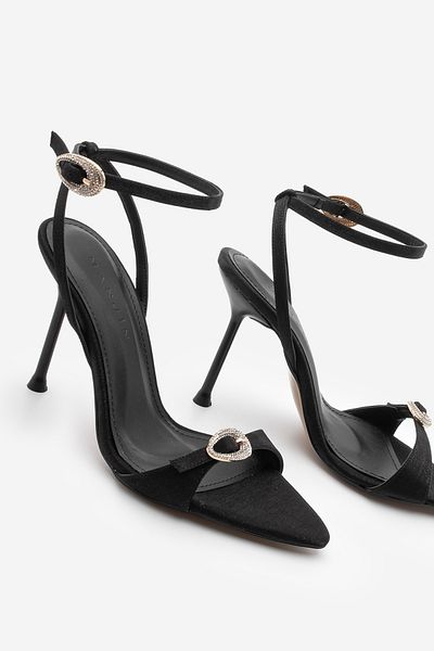 Marjin Damen-Sandalen mit spitzer Zehenpartie und Steinarmbändern aus schwarzem Satin mit Knöchelriemen und Absatz