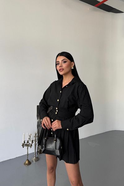 Kokosh moda Πλισέ κοντό φόρεμα με χρυσό κουμπί μπροστά - Μαύρο