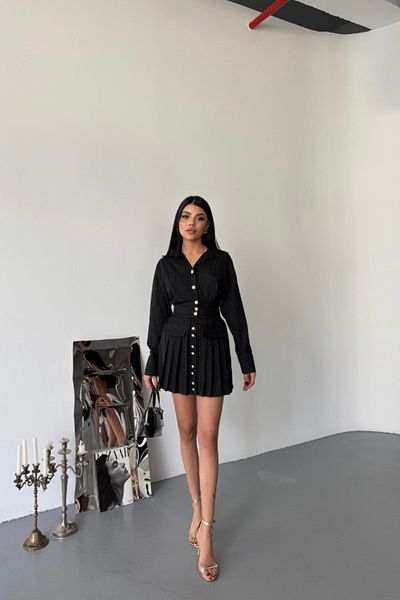 Kokosh moda Πλισέ κοντό φόρεμα με χρυσό κουμπί μπροστά - Μαύρο