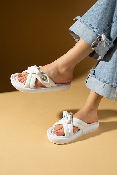 Ege's Shoes صندل شبشب بكعب عريض مريح وخفيف الوزن باللون الأبيض للموسم الجديد