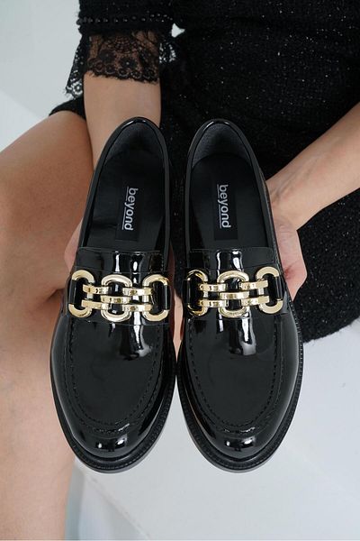 Beyond Γυναικεία μαύρη λουστρίνι αγκράφα Loafer Moccasin 3cm BYNDLFRK01