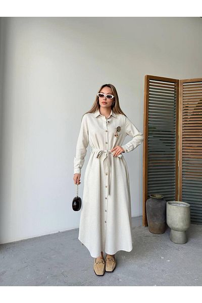 LE CARAMBOLE Γυναικείο Κρεμ Μακρύ Φόρεμα με Κουμπιά με Λεπτομέρεια Αξεσουάρ