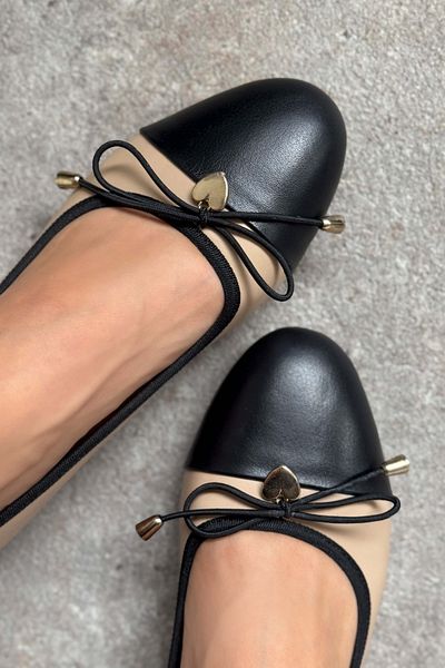 NİŞANTAŞI SHOES Nevia Nude Damen-Ballerinas aus echtem Leder mit schwarzer Schleife vorne und flacher Sohle