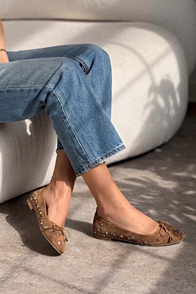 NİŞANTAŞI SHOES Bobby Tan valódi velúr bőr kiegészítők, részletes lapos talpú női balerinák