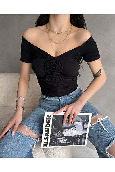 Fav Style Γυναικεία κοντομάνικη λαιμόκοψη με λουλούδια με λεπτομέρειες Crop μπλούζα μαύρη