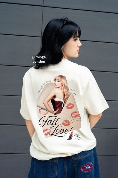 Minga London Μπεζ Sabrina Carpenter Letter Kiss Μπροστινό/Πίσω εμπριμέ μπλουζάκι Unisex -Minga London