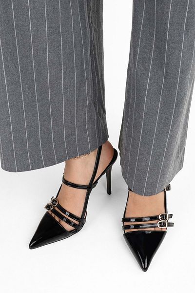 Shoeberry Damen-Stiletto mit Gürtelschnalle aus schwarzem Lackleder von Jasmin