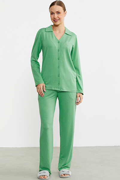 Sementa Піжама з зеленим вишиванням, модель сорочки