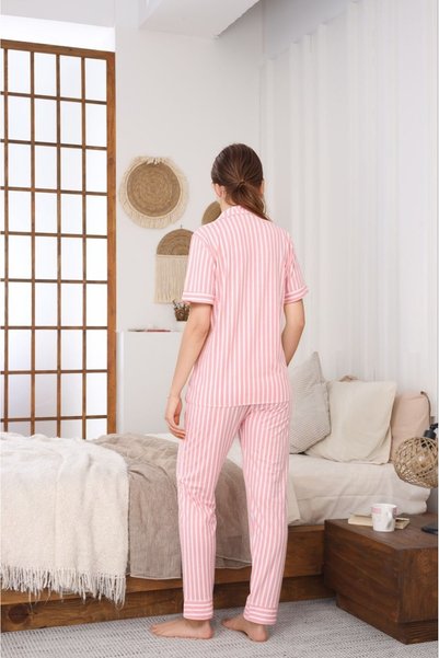 QKK Kadın Boydan Düğmeli Kısa Kollu Boru Paça Pembe & Beyaz Çizgili Pamuklu Pijama Takımı