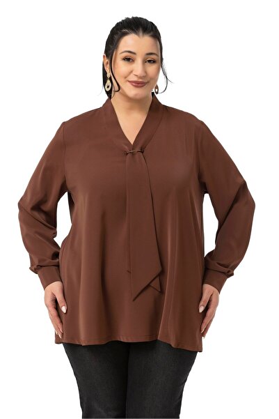 DISENTIS MODEST Καφέ μπλούζα με λεπτομέρεια μεγάλου μεγέθους με γιακά και αγκράφα σε σχήμα D