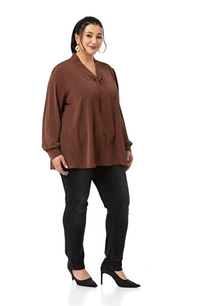 DISENTIS MODEST Καφέ μπλούζα με λεπτομέρεια μεγάλου μεγέθους με γιακά και αγκράφα σε σχήμα D