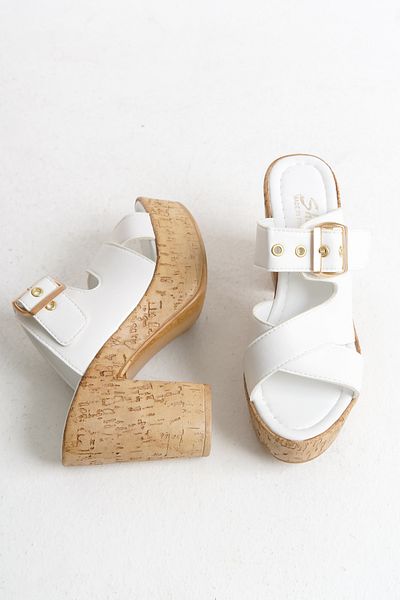 Shoesers Γυναικείες παντόφλες με τακούνι με ειδική σχεδίαση με χρυσή αγκράφα και διπλό λουράκι με ξύλινη εμφάνιση