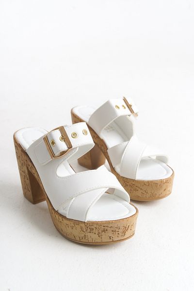 Shoesers Γυναικείες παντόφλες με τακούνι με ειδική σχεδίαση με χρυσή αγκράφα και διπλό λουράκι με ξύλινη εμφάνιση