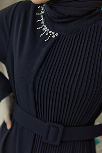 VAVİNOR Piliseli Kemerli Elbise - Siyah