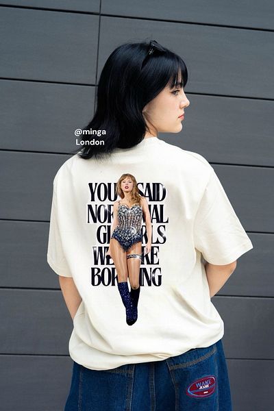 Minga London Μπεζ Taylor Swift Show Λεπτομέρεια κοστουμιών Μπροστά/πίσω εμπριμέ μπλουζάκι Unisex -Mingalondon