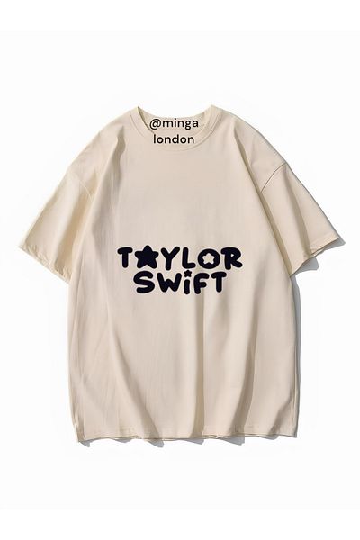 Minga London Μπεζ Taylor Swift Show Λεπτομέρεια κοστουμιών Μπροστά/πίσω εμπριμέ μπλουζάκι Unisex -Mingalondon