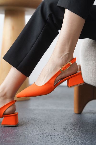 GOFFSHOES Women's Efect Buckle Low Heeled Shoes - Matte-Orange