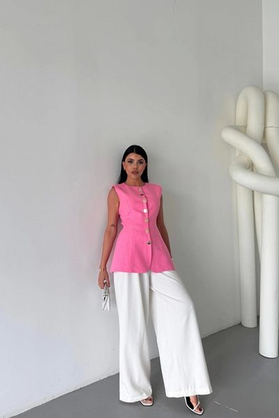 Butik تفاصيل الجلوس بدلاً من الإعلان مع سترة Sération الوردية القابلة للربط